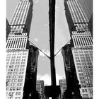 Chrysler Building, Kalender September, Spiegelung zweier Wolkenkratzer im schwarz-weißen Stil, symmetrisch angeordnet.