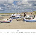 Fischerboote am Strand. Zahl 9. Boote liegen auf sandigem Strand unter bewölktem Himmel, im Hintergrund Dünen.
