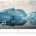 Eisberg spiegelt sich im Meer. September-Kalenderblatt. Mächtiger Eisberg, ruhiges Gewässer, bewölkter Himmel.