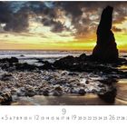 "Sunset at the West Cost" und Zahlen 1-30. Eine dramatische Meereslandschaft bei Sonnenuntergang mit dunklen Wolken.