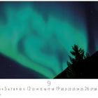 Zahlen 1 bis 30 und "Casares Edition" unter einem Nordlicht. Silhouette eines Baumes und eines Hügels im Vordergrund.