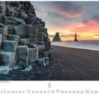 "Island, Reynisdrangar am Reynisfjara Strand" steht auf einem Kalender, Monat September. Felsformationen bei Sonnenaufgang am Strand.