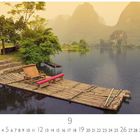 Text: "Yangshou", Zahlen 1-30, "9", "CASARES EDITION". Bambusfloß mit Stuhl auf ruhigem Fluss, Hügel im Hintergrund.