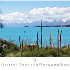 „Lake Pukaki“ und Kalenderdaten. Ansicht auf türkisfarbenen See mit schneebedeckten Bergen und Gräsern im Vordergrund.