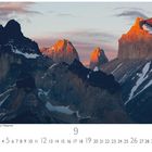 National Park Torres del Paine. Majestätische Berge im Abendlicht mit schneebedeckten Spitzen und einem Kalender darunter.