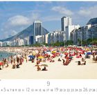 "Copacabana in Rio de Janeiro". Menschen füllen den Strand, bunte Sonnenschirme, hohe Gebäude im Hintergrund.