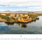 Schwimmende Inseln auf dem Titicacasee. Dichtes Schilf, Strohhütten und ein traditionelles Schilfboot auf ruhigem Wasser.