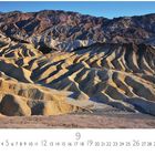"Zabriskie Point, Death Valley" steht oben. Kalendertage darunter. Landschaft mit welligen, erodierten Hügeln in gelblichen Tönen.