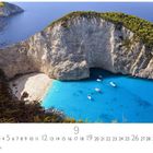 "Zakinthos Strand" zeigt eine Bucht mit türkisblauem Wasser, umgeben von Klippen und einem kleinen, belebten Sandstrand.