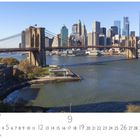Text: "Panorama vom East River", Kalenderblatt mit Zahlen 1-30, darunter "9". Die Brooklyn Bridge vor New Yorks Skyline.