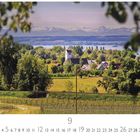 Text: "Uhldingen", "CASARES EDITION". September-Kalenderblatt. Landschaft mit Dorf, Bäumen, Feldern und im Hintergrund Berge.