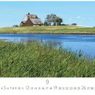 Text: "Hallig Hooge". Eine Strohdachhütte auf einer grünen Anhöhe, umgeben von Wasser und Schilf.