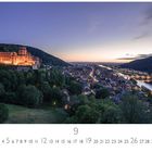"Heidelberg" und Zahlen von 1 bis 30. Abendansicht einer erleuchteten Burg über einer Stadt am Fluss.