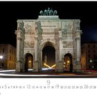 Text: "DEM BAYERISCHEN HEERE", "Siegestor". Unter nächtlichem Himmel erleuchtetes Triumphbogen mit Reiterstatue oben.