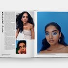 Links steht der Text "KRITIKA GILL". Rechts Porträtfotos einer Frau mit kräftigem blauem Augen-Make-up.
