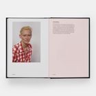 TILDA SWINTON

Eine Person mit blonder Kurzhaarfrisur trägt ein rot-weiß kariertes Hemd. Links Bild, rechts Text auf rosa Hintergrund.