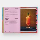 Links auf rosa Hintergrund Text zu Rum Punch und Blue Curaçao. Rechts ein Cocktail mit Ananas- und Zitrusgarnitur.