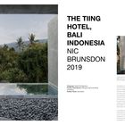 THE TIING HOTEL, BALI INDONESIA  
NIC BRUNSDON  
2019  
117  
Links: Terrasse mit Poolblick, Palmen und Berge. Rechts: Terrasse mit Stuhl.