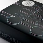 Auf einem schwarzen Buchcover steht "LIMITIERTE SONDERAUSGABE". Darunter große regenbogenfarbene Buchstaben.