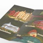 Zu sehen sind Texte wie "St. Moriarty", "Sporthalle", "Gewächshaus". Illustration eines großen Gebäudes und Umgebung.