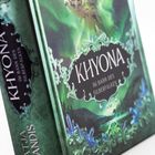 Text: „KHYONA IM BANN DES SILBERFALKEN“. Ein grünes Buchcover mit verzierten Elementen und einem Falken über einer Landschaft.