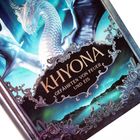 Text: "KHYONA - GEFÄHRTEN VON FEUER UND EIS." Ein Drache vor einem blauen, eisigen Hintergrund mit dekorativen Elementen.