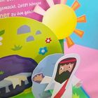 Textausschnitt: "Menschen von Gott. hören… ihn. Doch Gott hat…" Illustration: Jesusfigur, Landschaft mit Sonne, Gräser, Blumen, ein Maus.