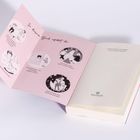 Ein aufgeklappter Flyer auf rosa Papier. Links oben: „In diesem Buch erfährst du:“. Rechte Seite: Buchseite mit dem Wort "kailash".