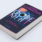 Auf dem Buchcover steht: "Florian Schwiecker - Code Null. Dieses Spiel kennt keine Regeln." Daneben ein Auge als Grafik.