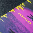 "THRILLER" in gelben Buchstaben auf lila Hintergrund, schwarze Silhouette einer Krähe.