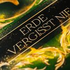 Text: "ERDE VERGISST NIE" in goldener Schrift, umgeben von grünen und goldenen Verzierungen mit einem eleganten Muster.