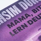 Text: "MAMA, BITTE LERN DEUTSCH" auf lila Hintergrund. Oben und seitlich sind weitere Texte erkennbar.