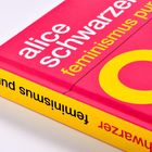 "Alice Schwarzer - Feminismus pur" steht auf einem gelben und rosa Buchcover.