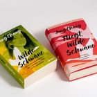 Zwei Bücher: "Wilde Schwäne" (grün) und "Fliegt, Wilde Schwäne" (rot) von Jung Chang. Sie zeigen Abbildungen von Schwänen.