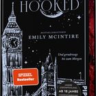"HOOKED", "Emily McIntire", "SPIEGEL Bestseller". Illustration: London-Silhouette mit Mond im Hintergrund.