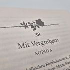 38 Mit Vergnügen SOPHIA. Darüber ist eine stilisierte Rosenillustration mit Dornen.