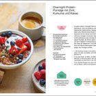 Overnight-Protein-Porridge mit Zimt, Kurkuma und Kakao. Zutatenliste: Haferflocken, Kakao, Beeren. Bild zeigt Porridge und Kaffee.