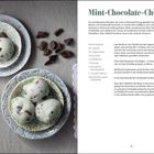 Mint-Chocolate-Chip-Eis Rezept mit Zutaten und Anweisungen. Rechts Text, links zwei Teller mit grünem Eis und Schokoladenstücken.