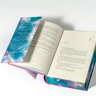 Ein aufgeschlagenes Buch zeigt einen Textauszug. Auf einem Lesezeichen steht ein weiterer Text. Dritte Seite von Kapitel "James".