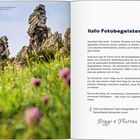 "Hallo Fotobegeisterte! Spektakuläre Fotomotive wie dieses im Harz. Viele wunderbare Foto-Eskapaden in Deutschland wünschen Biggi & Florian." Links ein Naturfoto mit Felsen und Blumen im Vordergrund. Rechts Textseite in einem Buch.