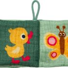 Ein Stoffbuch mit zwei Illustrationen zeigt links einen Hund und rechts ein Segelboot. Eine Schlaufe ist oben angebracht.