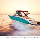 Kalenderblatt für September: Ein blau-weißes Motorboot fährt auf einem goldenen Sonnenuntergang beleuchteten See.