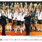 Text: "SEPTEMBER", "Jubelschreie in Shanghai: Die deutschen Fußballerinnen haben mit dem 2:0 gegen Brasilien ihren Weltmeister-Titel von 2003 verteidigt. Eine Halbzeit lang war der Gegner besser. Am Ende halten aber Torjägerin Birgit Prinz und ihre Mitspielerinnen den Pokal in den Händen." Bild zeigt jubelnde Spielerinnen mit Medaillen, Trainerin und einen Pokal, während ihnen applaudiert wird. Unten rechts ein „kicker“-Logo.