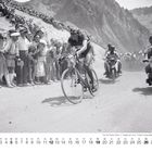 Tour de France 1949, 11. Etappe. Fausto Coppi am Col du Tourmalet. Zuschauer jubeln, Motorradfahrer begleiten den Radfahrer.