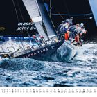 Im Vordergrund: "ALPHA PLUS". Segelboot mit Crew in dynamischer Pose im welligen Meer, Kalender für September.