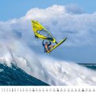 Kalender für September: Im Vordergrund surft jemand auf hohen Wellen, mit einem leuchtend gelben Windsurf-Segel.
