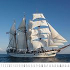 "12"; großes Segelschiff auf ruhiger See, viele weiße Segel, bewölkter Himmel, Kalender von Sonntag bis Samstag.