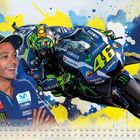 "September" ist sichtbar, darunter ein Kalender. Ein Motorradfahrer in blau-gelbem Anzug fährt dynamisch. Links lächelt ein Mann.