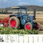 LANZ 3603: Baujahr 1954, Glühkopf, 1 Zylinder, 36 PS. September 2027 Kalender. Blauer Traktor auf Feld.