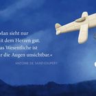 Zitat von Antoine de Saint-Exupéry vor einem blauen Himmel mit kleinem Flugzeug und Mond in der unteren Ecke.